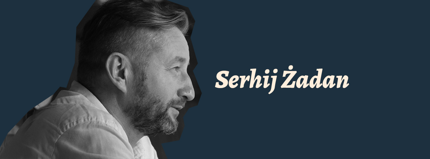 Serhij_adan_baner_na_strone Zdjęcie mężczyzny i napis Serhij Żadan.