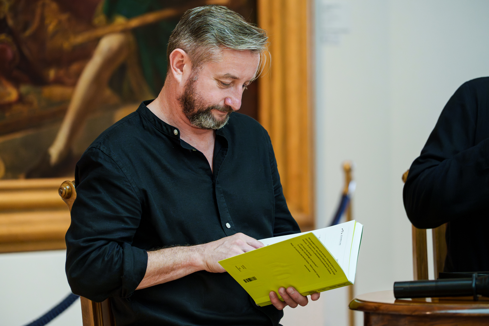 fot. Marcin Butryn (34) Żadan ogląda swoją książkę.
