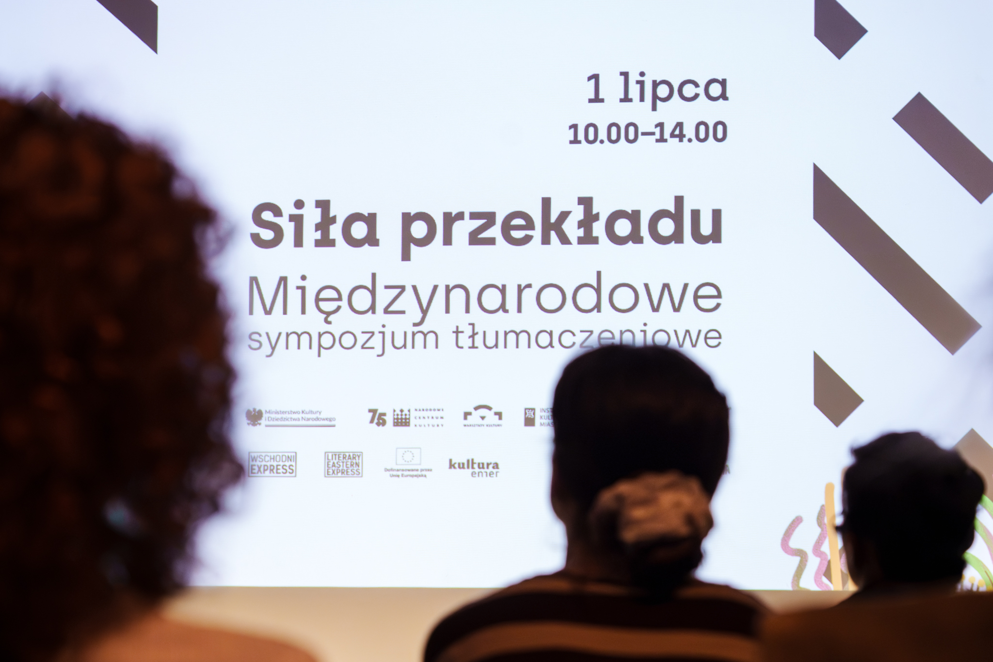 fot. Marcin Butryn (50) Na ekranie jest napisane Międzynarodowe sympozjum tłumaczeniowe „Siła przekładu”